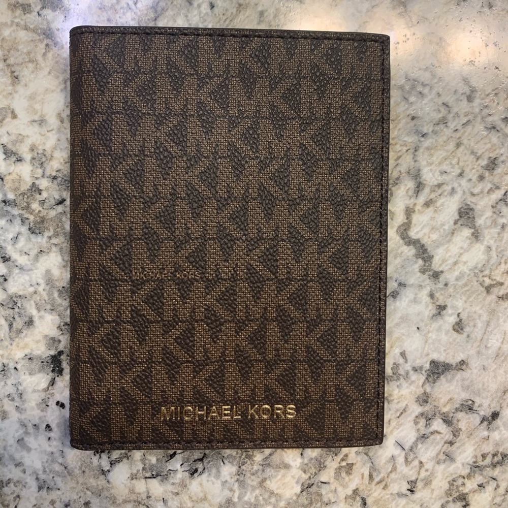 💕NEW LISTING💕 Michael Kors Passport Wallet